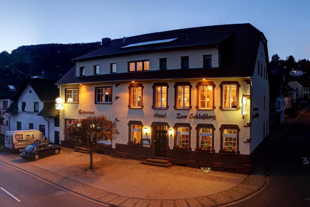 Hotel Restaurant Zum Schlossberg Wadern Exterior photo